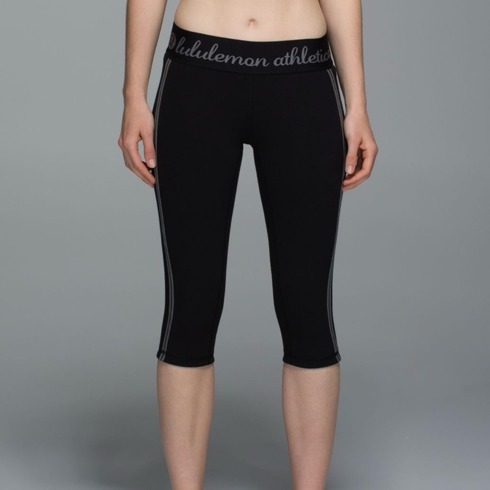 Lululemon Inner Essence Crop
Black / Slate